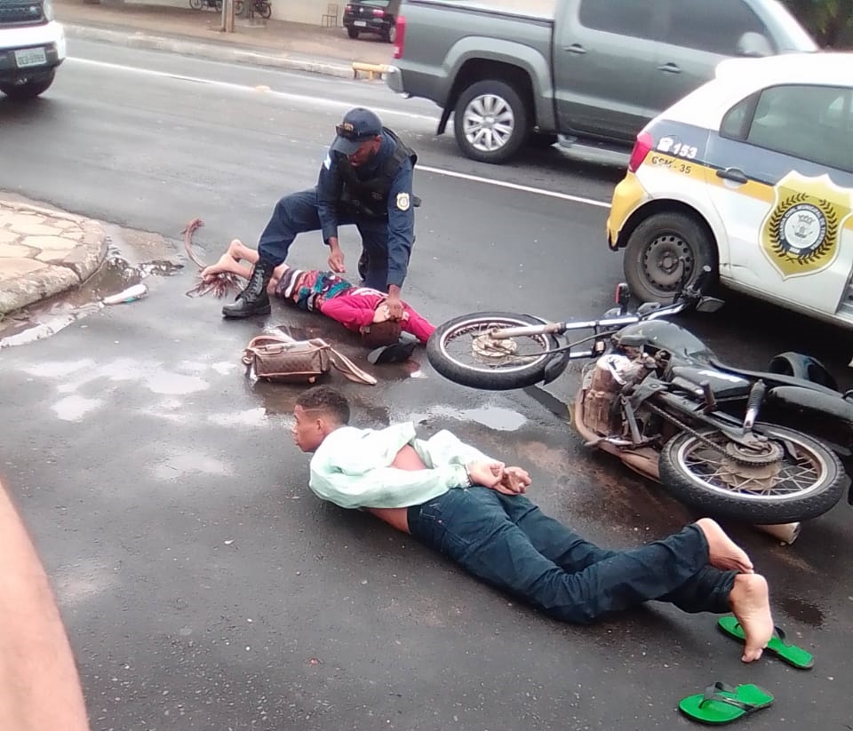 Pista molhada fez moto derrapar em uma curva na Avenida Barão de Gurgueia